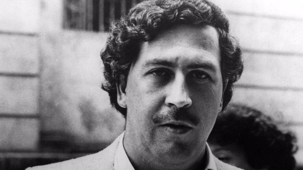 Pablo Escobar Eğer 30 yaşına geldiğinde bir milyon doları olmazsa, kafasına bir kurşun sıkarak kendini &ouml;ld&uuml;receğini