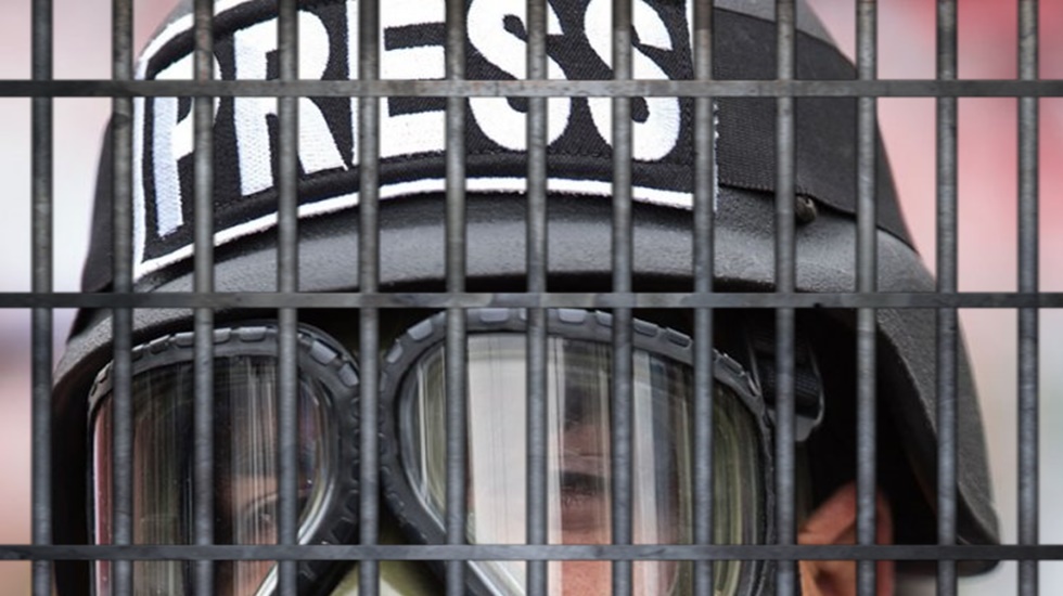 &Ccedil;ocuğunu d&ouml;verken video &ccedil;eken baba serbest, gazeteciler tutuklu...