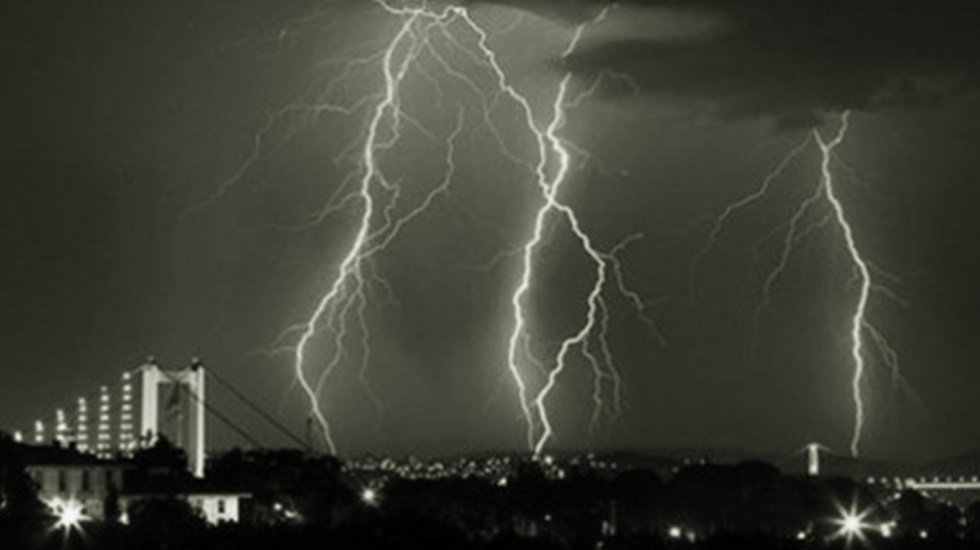 Sağanak ve g&ouml;k g&uuml;r&uuml;lt&uuml;l&uuml; yağış...