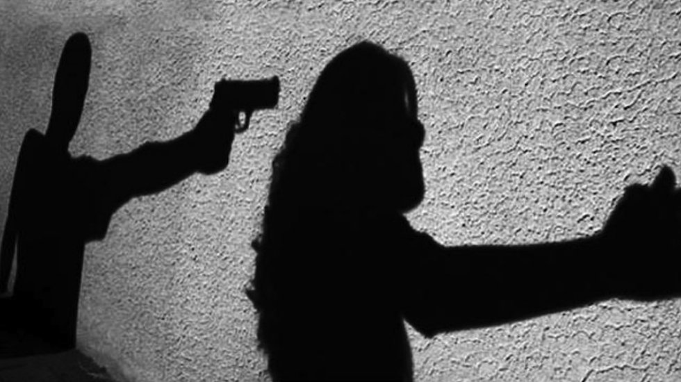 Bakırk&ouml;y Ruh ve Sinir Hastalıkları Hastanesi bah&ccedil;esinde eşini silahla &ouml;ld&uuml;r&uuml;p intihar etti