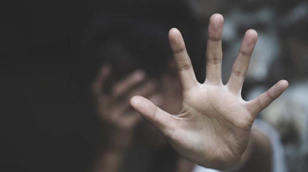 K&ouml;yl&uuml;ler senelerce istismar ettikleri &ccedil;ocuğın cebine para koymuşlar!