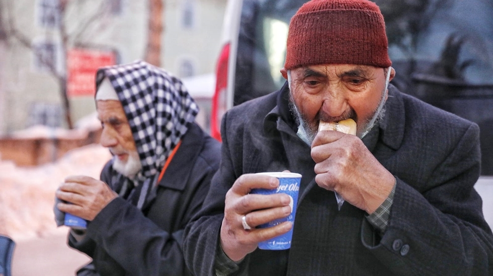 AKP&rsquo;ye g&ouml;re emeklinin bir eli yağda bir eli balda