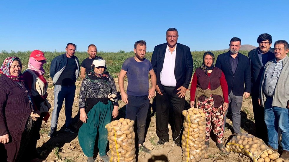 Tarım iş&ccedil;ileri olumsuz yaşam şartları altında &ccedil;alışmaya devem ediyor