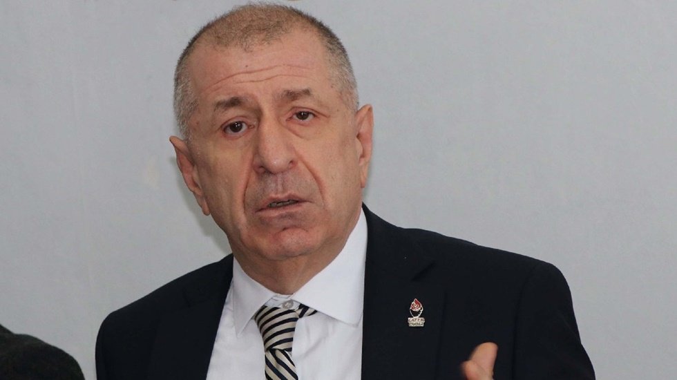 Zafer Partisi Genel Başkanı &Uuml;mit &Ouml;zdağ yemek yerken g&ouml;zaltına alındı.