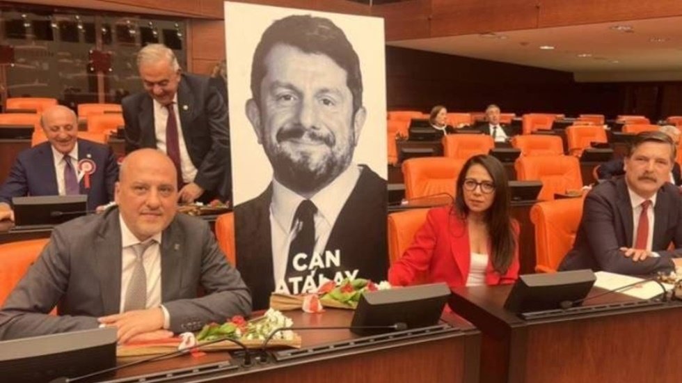 Ahmet Şık, Can Atalay'ın Silivri Cezaevi'nden yazdığı mektubunu okudu...