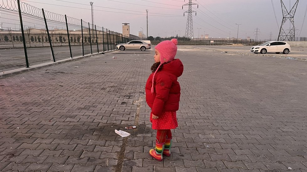 Yeni Akit yazarı k&uuml;&ccedil;&uuml;k Vera&rsquo;nın mektubunu hedef aldı