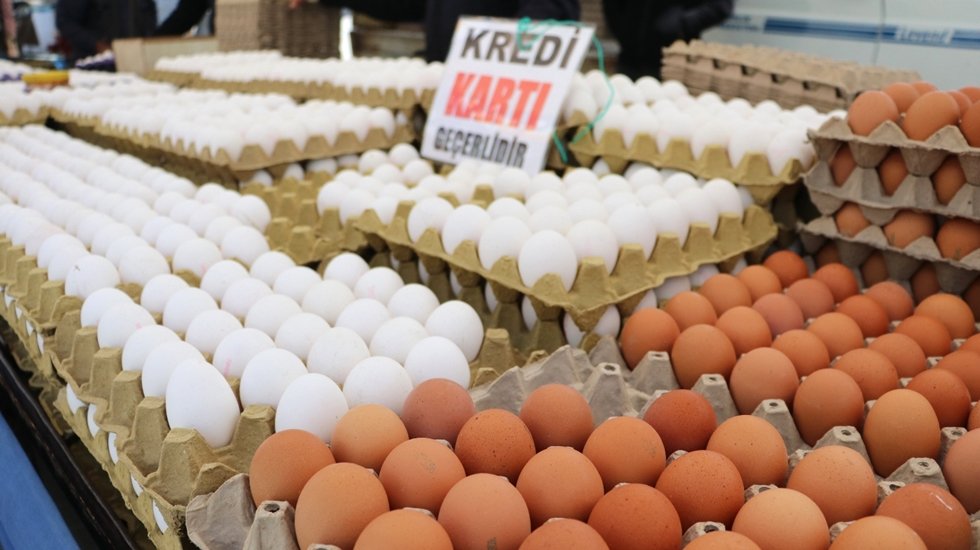 Yumurta fiyatları 10 lirayı ge&ccedil;ti, vatandaş en ucuz protein kaynağına bile ulaşamıyor...