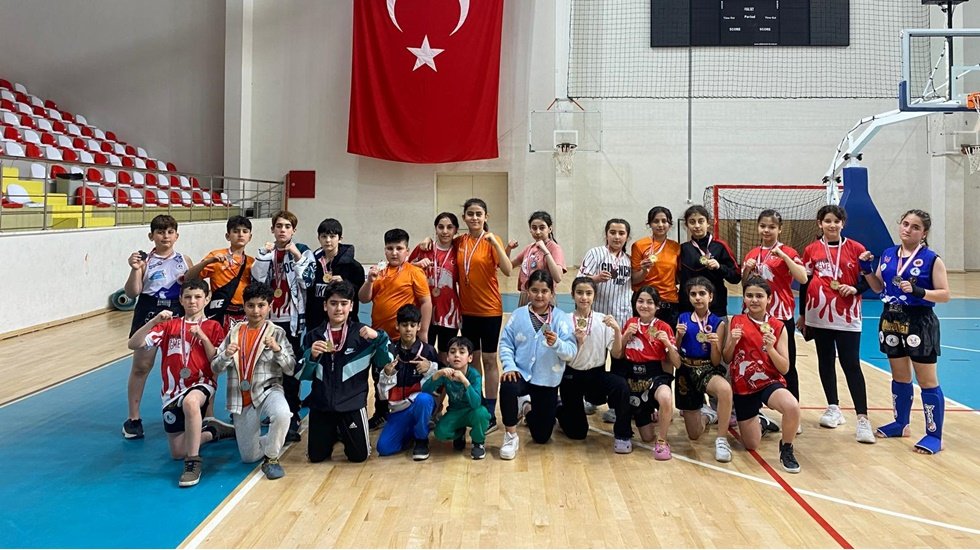 34 sporcu ile turnuvaya katılan Avcılar Belediye Spor 34 madalyayla d&ouml;nd&uuml;...