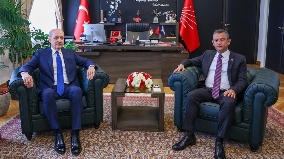 Anayasa i&ccedil;in Meclis&rsquo;te ilk temas: &Ouml;zg&uuml;r &Ouml;zel ve Numan Kurtulmuş bir araya geldi