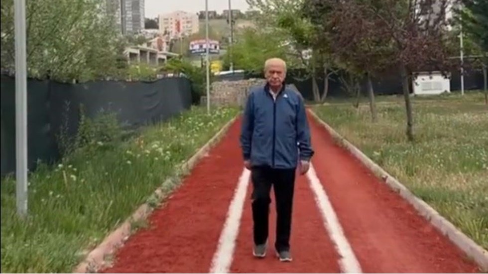 Bah&ccedil;eli 'Ferdi Tayfur'lu mesajı ile kime 'D&uuml;kkanı kapat gel&rsquo; diyor?