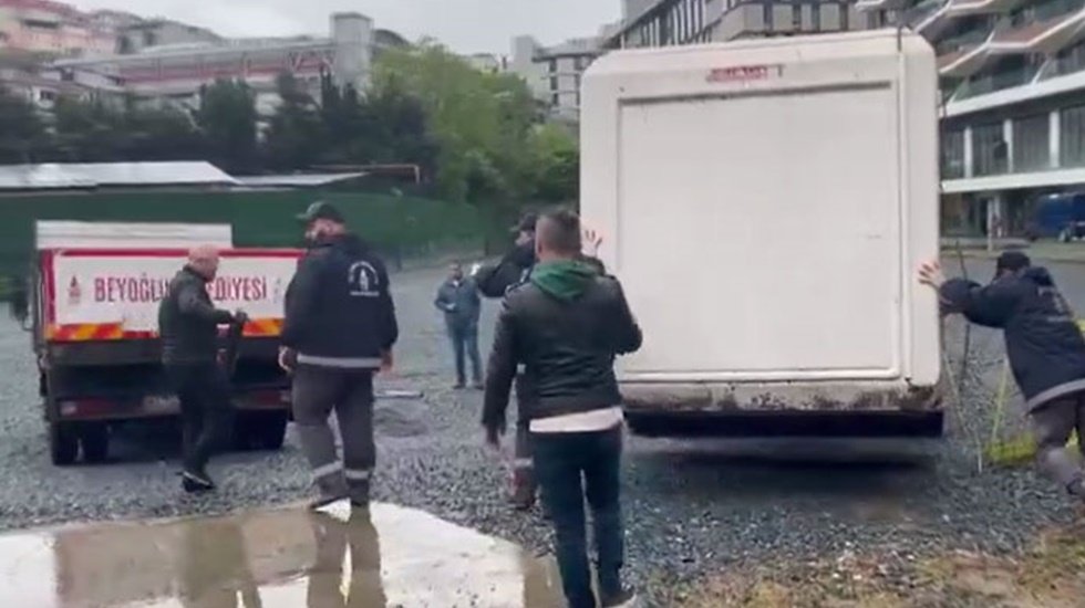 Beyoğlu Belediyesi &ccedil;ocuk oyun alanına yapılan ka&ccedil;ak otoparkı boşalttı
