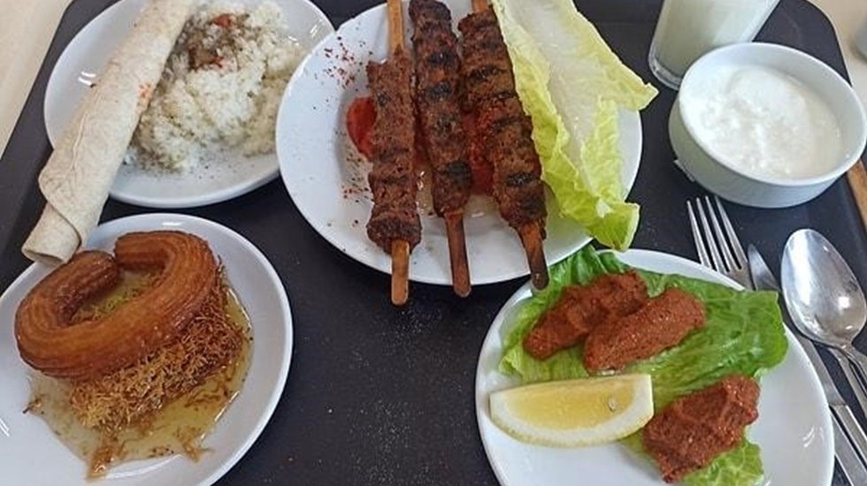 &Ccedil;alıştığı firmanın verdiği &ouml;ğle yemeğini paylaşarak t&uuml;m işverenlere ders verdi&hellip;