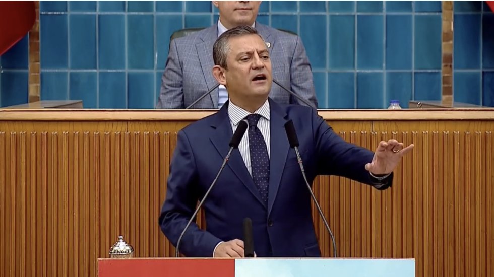 Gen&ccedil;lerden &Ouml;zg&uuml;r &Ouml;zel'in &ccedil;ağrısına cevap: AKP'den istifa edip CHP'ye katıldılar