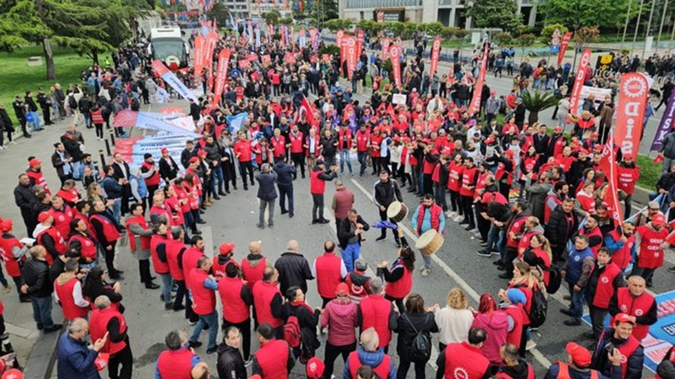 1 Mayıs katılımcıları Sara&ccedil;hane'de toplanmaya başladı...