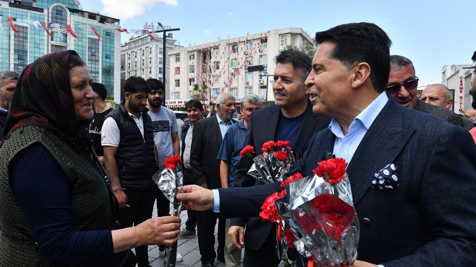 Başkan &Ouml;zer Esenyurtlu annelerle buluştu