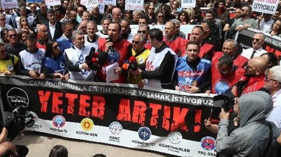 Binlerce &ouml;ğretmen &ldquo;&Ouml;lmek istemiyoruz&rdquo; diye haykırdı...