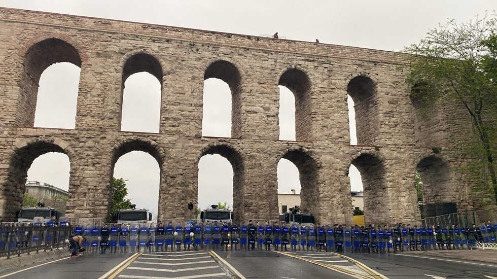 Her yerde bariyer: İş&ccedil;iler 1 Mayıs'ı kutlamak i&ccedil;in Taksim yolunda...