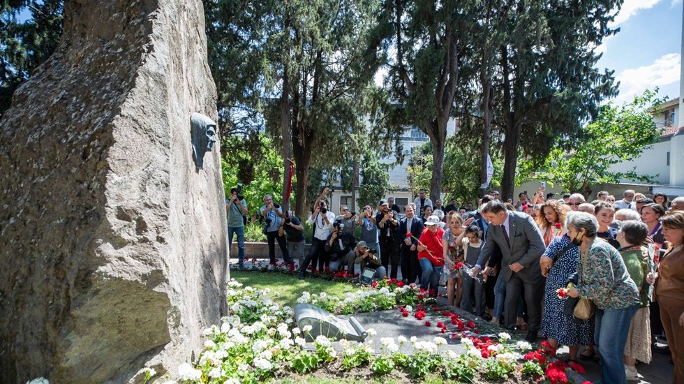 İzmirliler Z&uuml;beyde Hanımı kabri başında andı...
