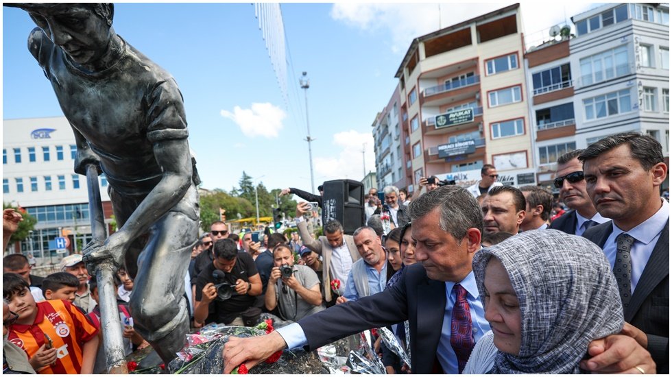 &Ouml;zg&uuml;r &Ouml;zel, Soma madenci heykeli &ouml;n&uuml;ndeki anma t&ouml;renine katıldı.