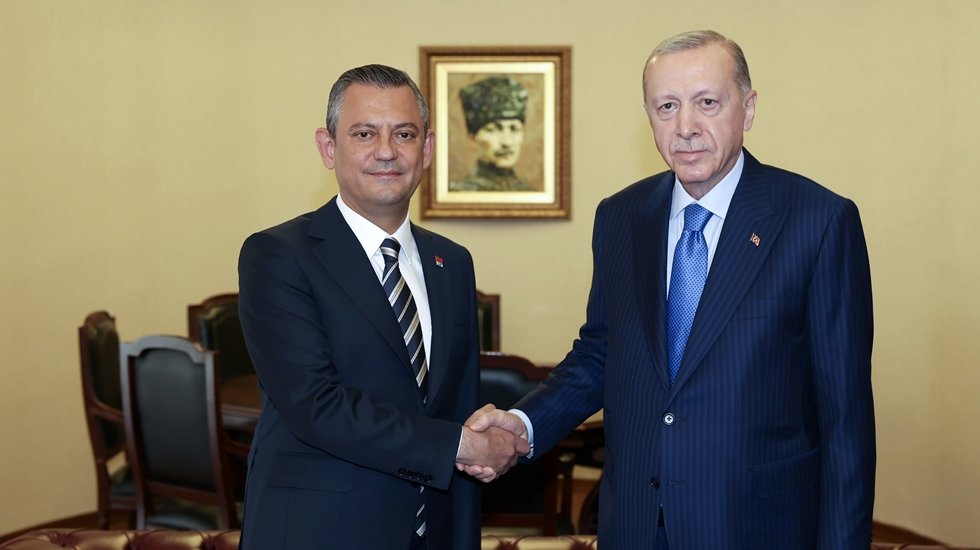 &Ouml;zg&uuml;r &Ouml;zel: Anayasalar mucizevi kıyafetlerdir, bir kişiye dikilmez