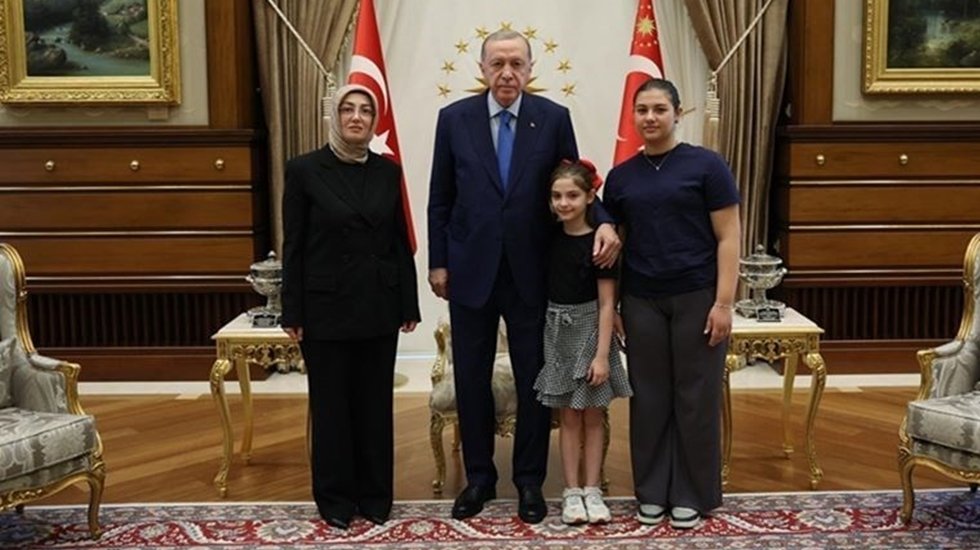 Erdoğan'la g&ouml;r&uuml;şen Ayşe Ateş: 'Kızlarım d&uuml;n gece rahat uyudu'