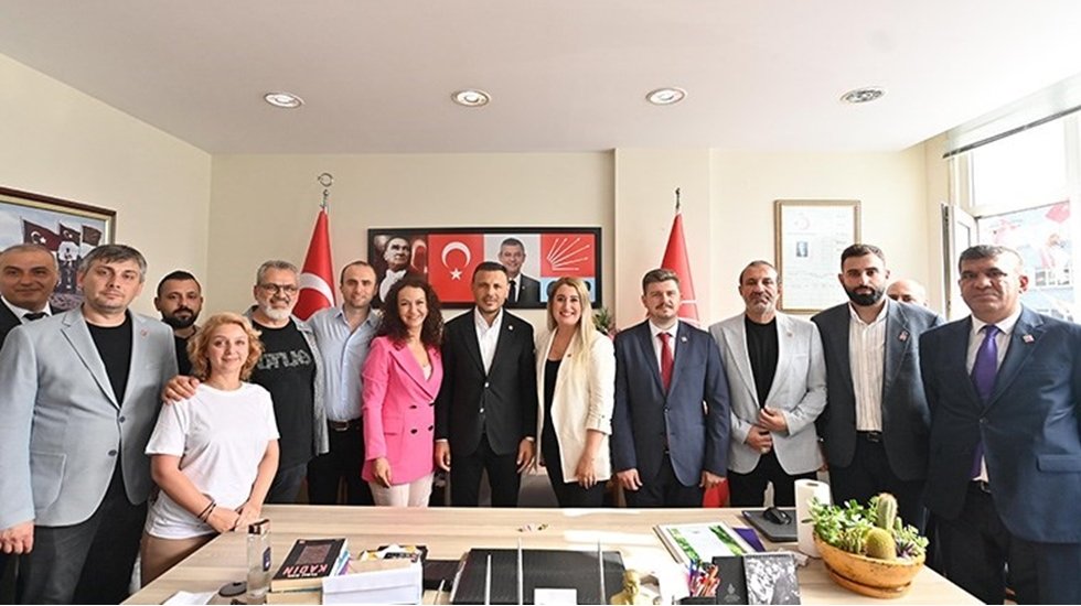 İstanbul'da İYİ Parti teşkilatı topluca CHP'ye ge&ccedil;ti!