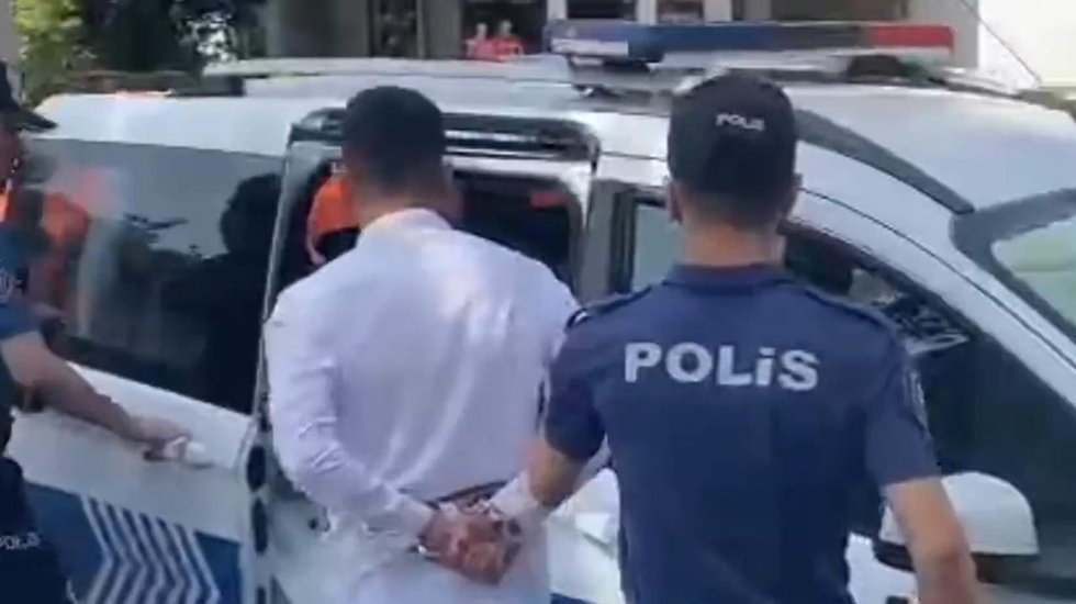 Kadık&ouml;y'de ambulansın &ouml;n&uuml;n&uuml; kesen 2 maganda yakalandı