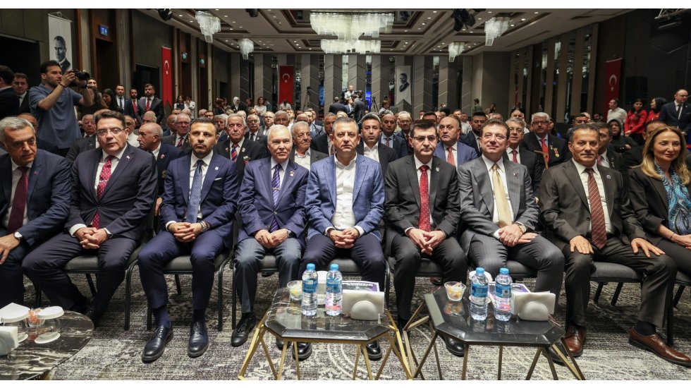 &Ouml;zg&uuml;r &Ouml;zel&rsquo;den Devlet Bah&ccedil;eli&rsquo;ye: Memnun değilse bize katılabilir, erken se&ccedil;im uzmanlık alanıdır