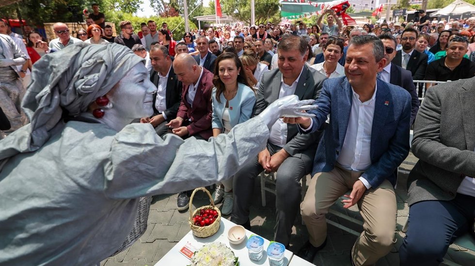 &Ouml;zg&uuml;r &Ouml;zel kirazların tadına baktı...