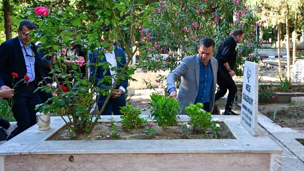 &Ouml;zg&uuml;r &Ouml;zel mezarlık ziyaretinde bayramlaştığı kişiye "Var mı yapabileceğim bir şey" diye sordu.