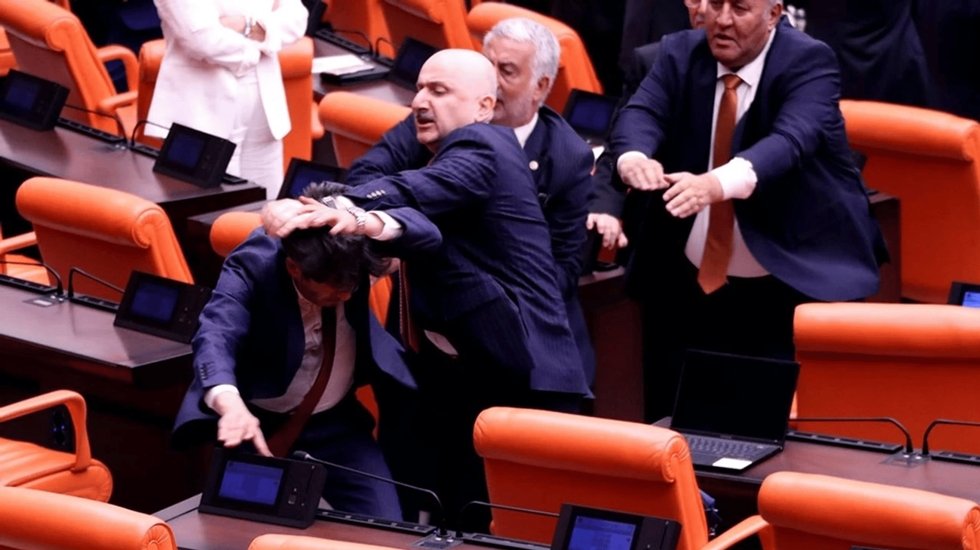 DEM Partili vekilin darp edilmesine Erdoğan'ın başdanışmanından Meclis'te destek