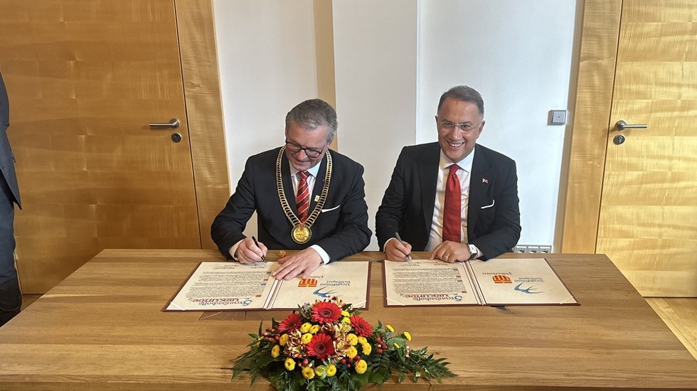 Beylikd&uuml;z&uuml; ile Paderborn arasında kardeş şehir protokol&uuml; imzaladı.