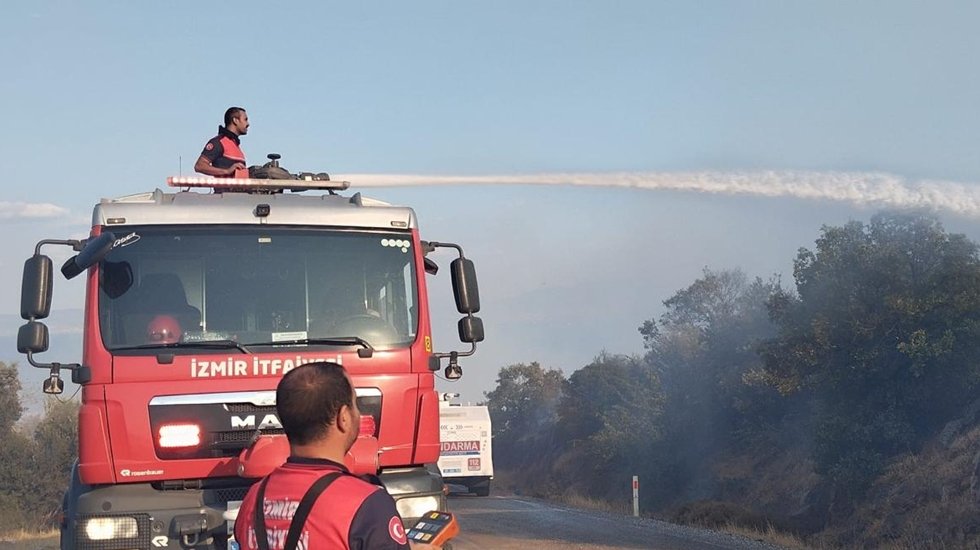 İzmir İtfaiyesinden Dikili'deki orman yangınına m&uuml;dahale...