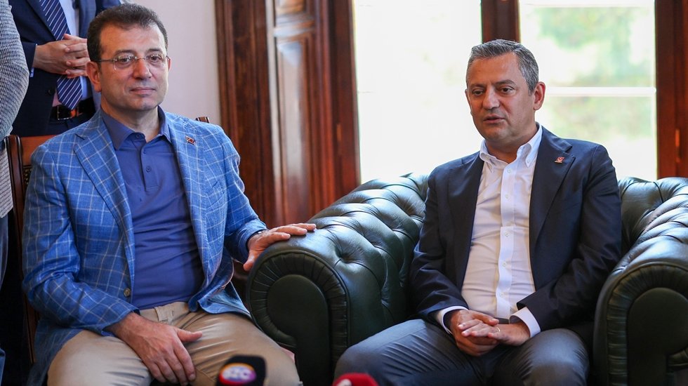 &Ouml;zel'in ardından İmamoğlu da 'winner' ceket modasına uydu