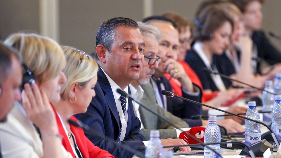 &Ouml;zg&uuml;r &Ouml;zel: "Avrupa'daki sol, sosyal demokrat ve sosyalist partilerle işbirliğini g&uuml;&ccedil;lendirmeliyiz..."
