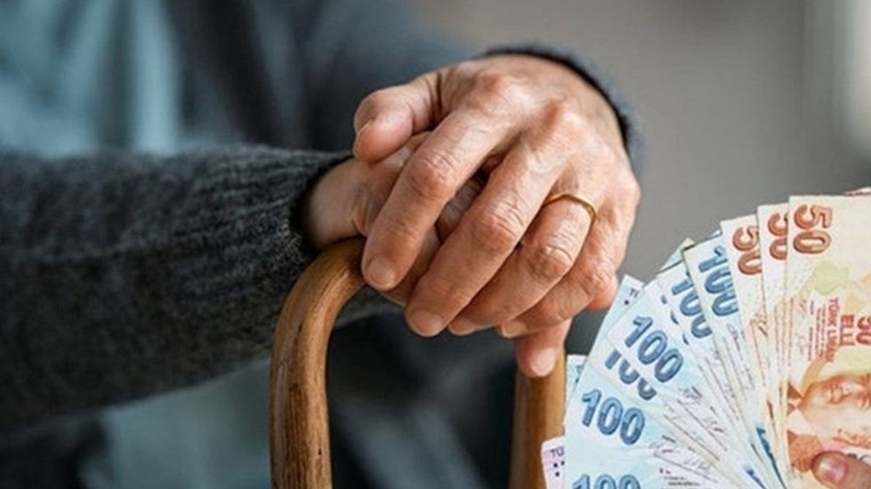 En d&uuml;ş&uuml;k emekli maaşına zam olacak mı?