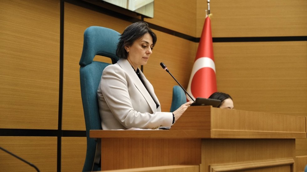 &Uuml;sk&uuml;dar'ın &ccedil;alışkan başkanı Sinem Dedetaş'tan yeni atak: AKP'den kalma 16 ka&ccedil;ak yapı yıkıldı