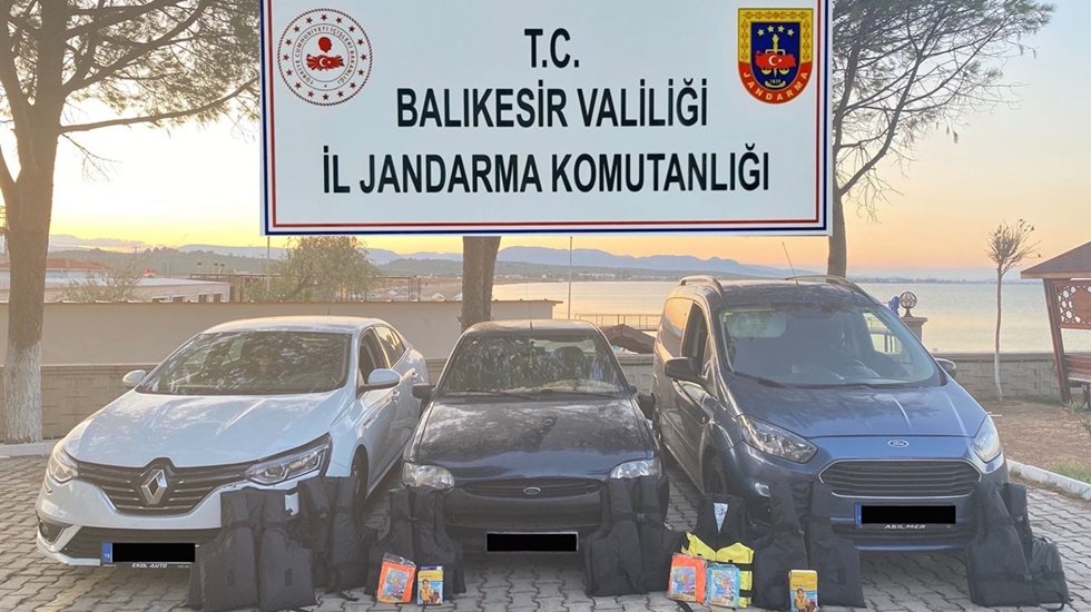 22 g&ouml;&ccedil;men 3 organizat&ouml;r yakalandı...
