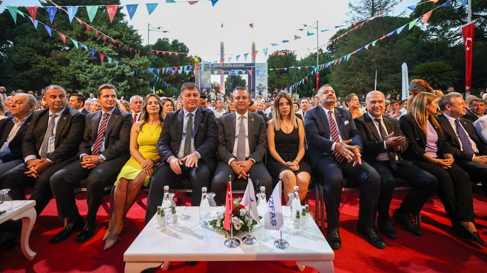AKP'den &Ouml;zg&uuml;r &Ouml;zel'e 'Dilruba' tepkisi: "Protokolde ağırlanması kabul edilemez"
