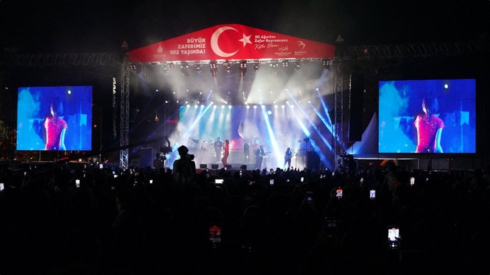 Beylikd&uuml;z&uuml;&rsquo;nde 30 Ağustos Coşkusu Zeynep Bastık&rsquo;la yaşandı