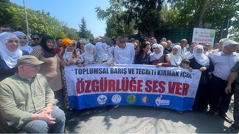 DEM Parti'den Bakırk&ouml;y Kadın Cezaevi&rsquo;ndeki Gezi Davası h&uuml;k&uuml;ml&uuml;lerine ziyaret&hellip;