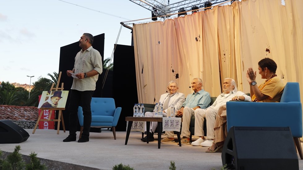 Haldun Dormen, M&uuml;jdat Gezen ve Mustafa Alabora, Usta Tiyatrocu İsmet Ay'ı anlattı...