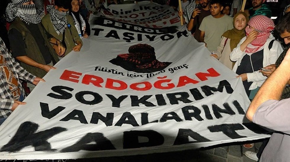 İsrail Konsolosluğu'na y&uuml;r&uuml;yen grup: "Erdoğan soykırım vanalarını kapat" pankartı a&ccedil;tı