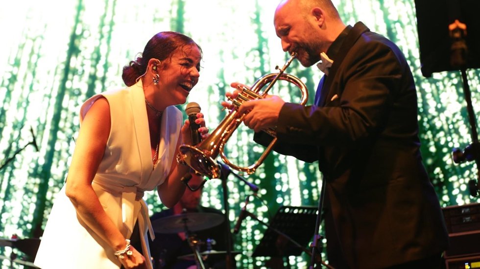 İzmirliler'e unutulmaz m&uuml;zik ziyafeti...