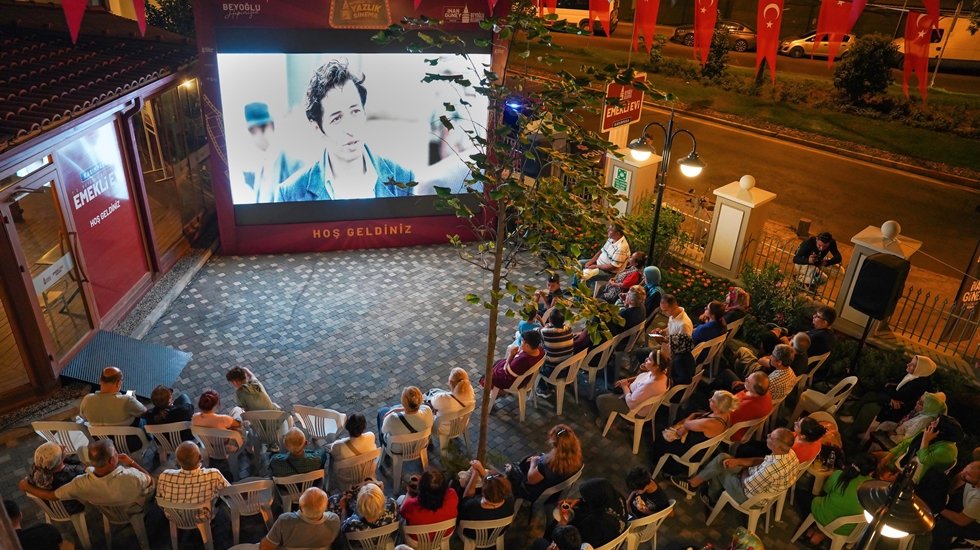 Kasımpaşa Emekli Evi&rsquo;nin bah&ccedil;esinde a&ccedil;ık hava film g&ouml;sterimi