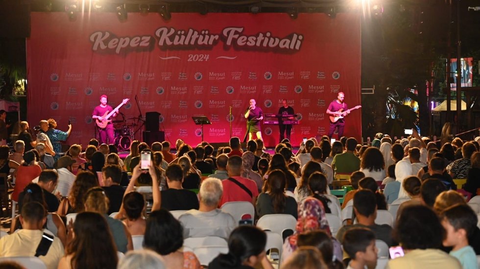 Kepez&rsquo;in K&uuml;lt&uuml;r Festivali&rsquo;nde m&uuml;zik ş&ouml;leni