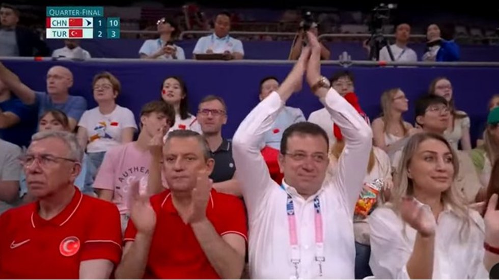 &Ouml;zel, İmamoğlu ve Yavaş A Milli Kadın Voleybol Takımı&rsquo;nın &ccedil;eyrek final ma&ccedil;ını izledi&hellip;