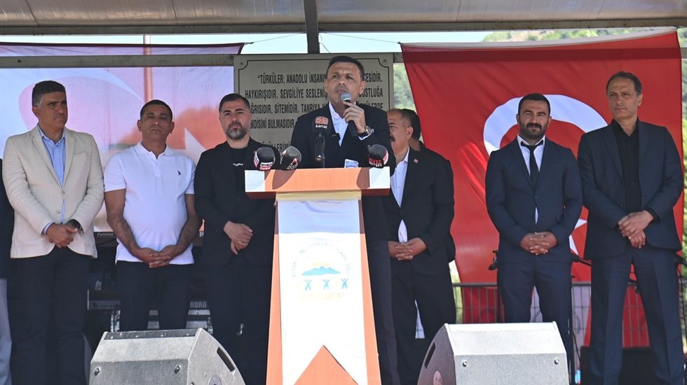 &Ouml;zg&uuml;r &Ccedil;elik Sivas'ta konuştu: "Bizim davamız insanlık davası"