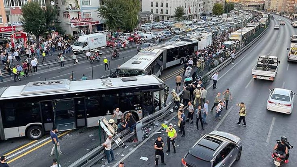 İETT'den a&ccedil;ıklama: &ldquo;İlk incelemelere g&ouml;re kaza sebebi&hellip;&rdquo;