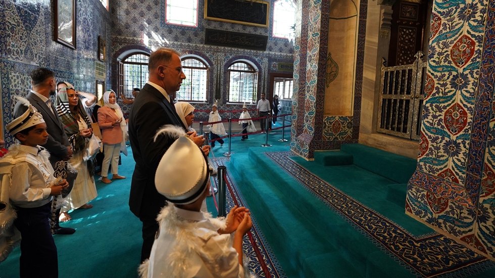 Başkan &Ccedil;alık s&uuml;nnet &ccedil;ocuklarını Ey&uuml;p Sultan Camii ve Miniat&uuml;rk&rsquo;&uuml; gezdirdi